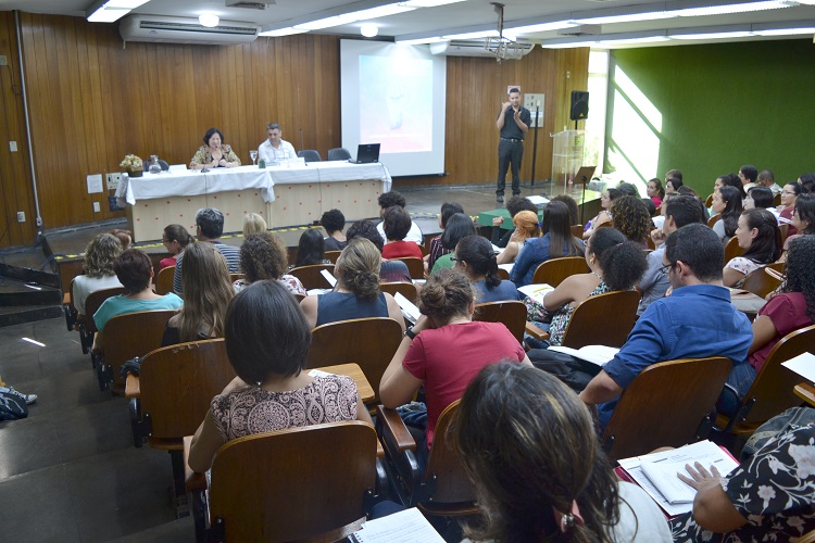 Professora Vera Maria Tieztmann falou sobre mitologia grega e literatura infantil